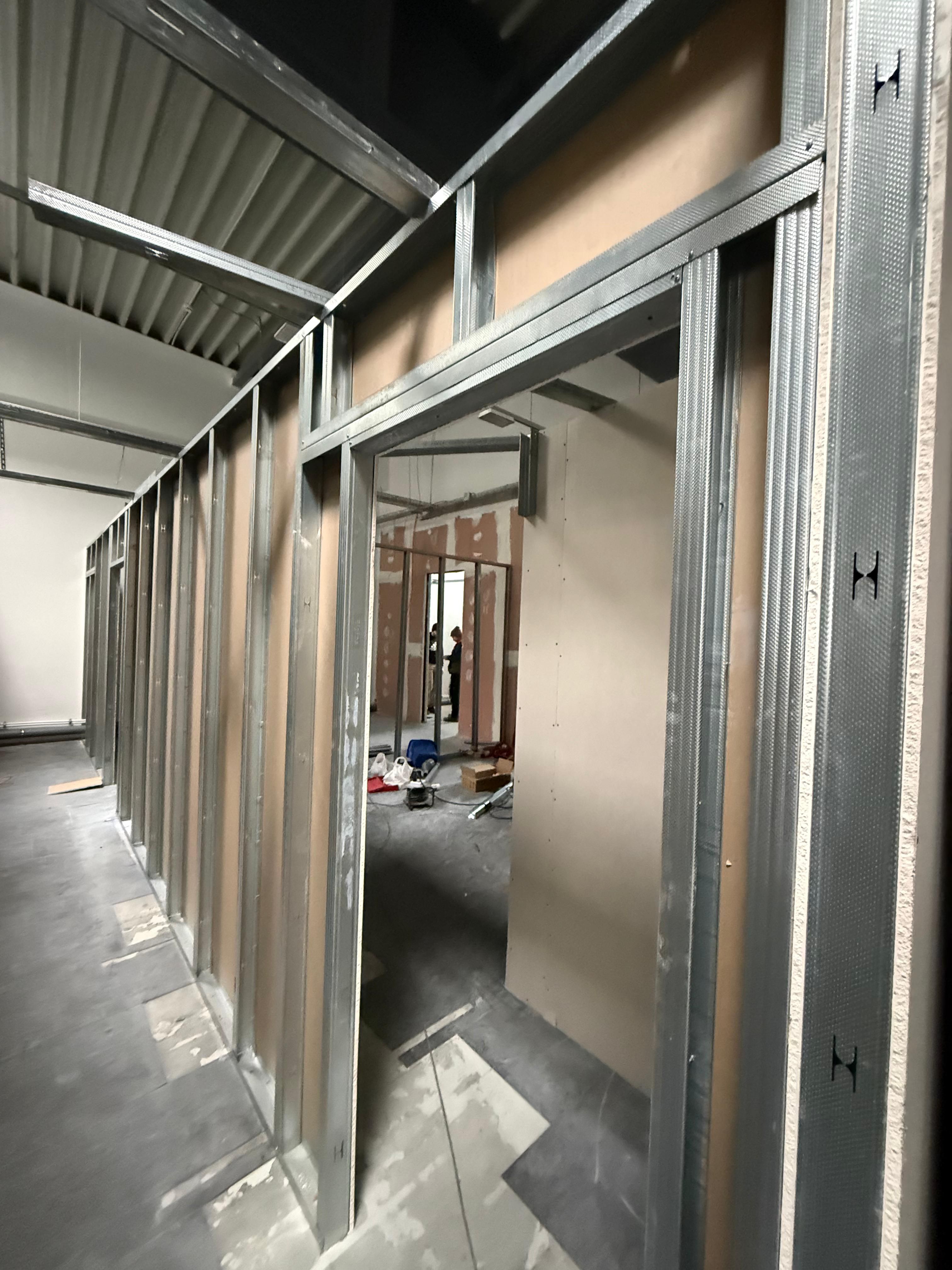 Compartimentări de birouri din gips carton, cu structură metalică și goluri de uși trasate