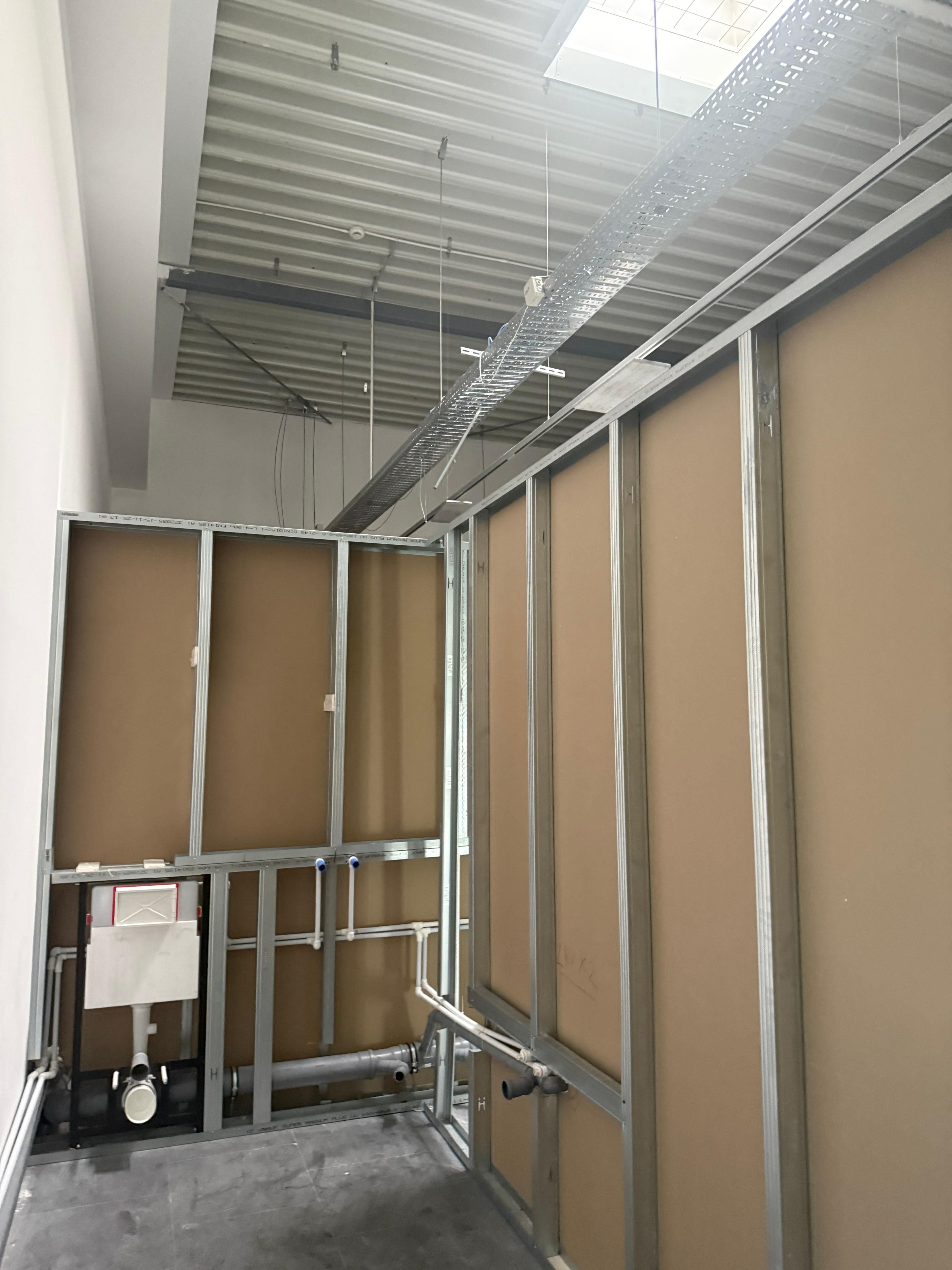 Structuri din gips carton pentru grup sanitar, cu rezervoare WC încastrate în perete